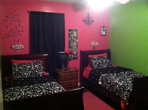 When shopping for a girls bedroom set, you'll want to find one that fits your daughter's personality, whether colorful and imaginative or modern and chic. Pin by Lisa Penn on Dream House | Twin girl bedrooms, Kids ...