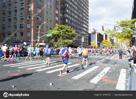 Marathon Runners Along First Avenue In The Nyc Marathon 2016 Stock Editorial Photo