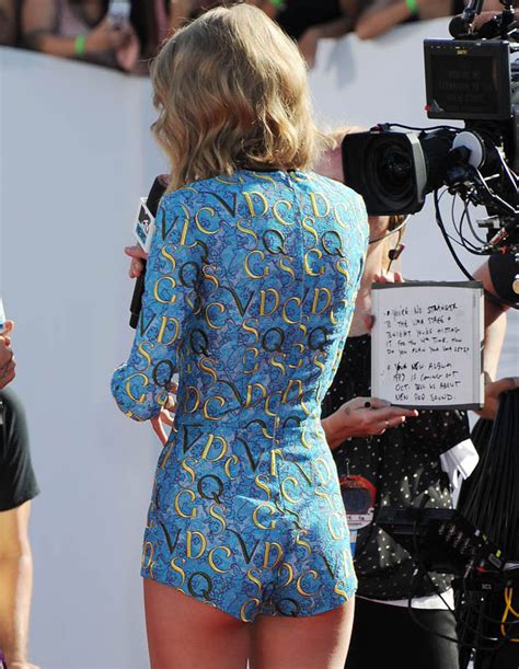 Taylor Swift Wears Bizarre Bum Skimming Playsuit At Vmas Daily Star