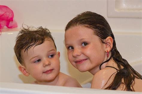 12 trucs que tu dis presque tous les jours à ton enfant quand il prend le bain drôles de mums