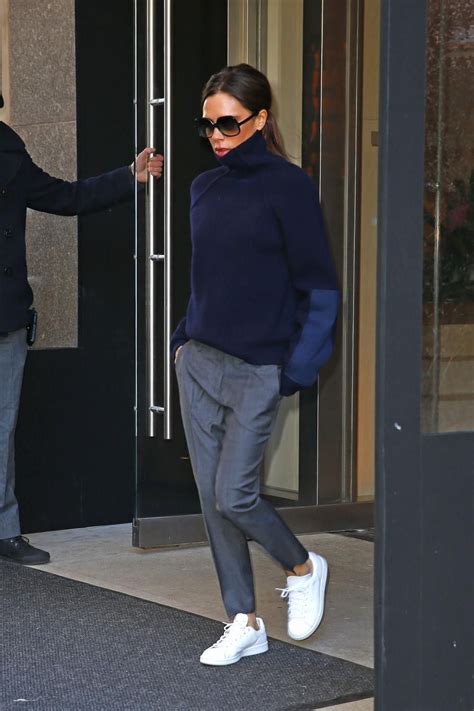 victoria beckhams 7 beste stijlmomenten op platte schoenen vogue nederland clothing shoes