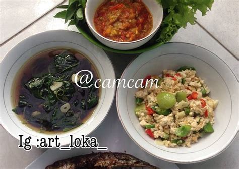 Sayur bayam dan ayam goreng. Resep: Tahu acak, sayur bayam, ikan asin, sambal goreng ...