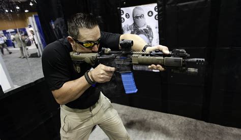 Us Senate Panel Backs Obama Bid To Renew Assault Weapons Ban