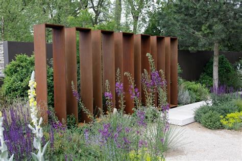 Gartenzaun holz stahl elemente vertikale garten ideen. Gestalten mit Holz, Metall & Naturstein › Herrhammer ...