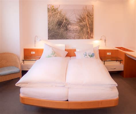 Hier legen die börteboote an, mit denen die besucher helgolands ausgebootet werden. Appartment Schlafzimmer Nickels Helgoland - Hotels ...