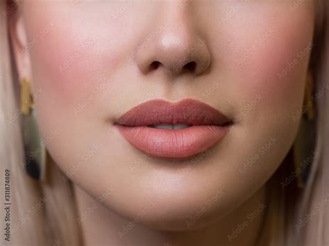 Foto De Sexual Full Lips Natural Gloss Of Lips And Woman S Skin The