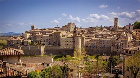 Arezzosi trova nella provincia di arezzo e si trova con la regione di toscana italia. Italy: 12 Fairytale Villages in Tuscany You Can't Help ...