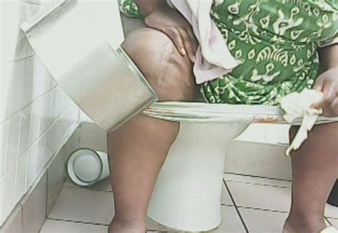Reife männer in der öffentlichen toilette Private Fotos