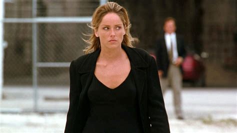 A woman entices a bomb expert she's involved with into destroying the mafia that killed featured in siskel & ebert & the movies: Sharon stone por 'el especialista' (1994), 'entre ...