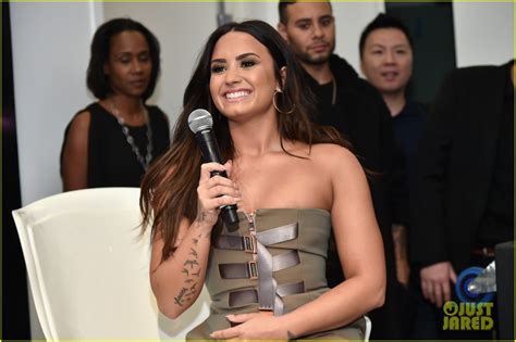 Demi Lovato Performs Stunning Stripped Down Version Of Sorry Not Sorry