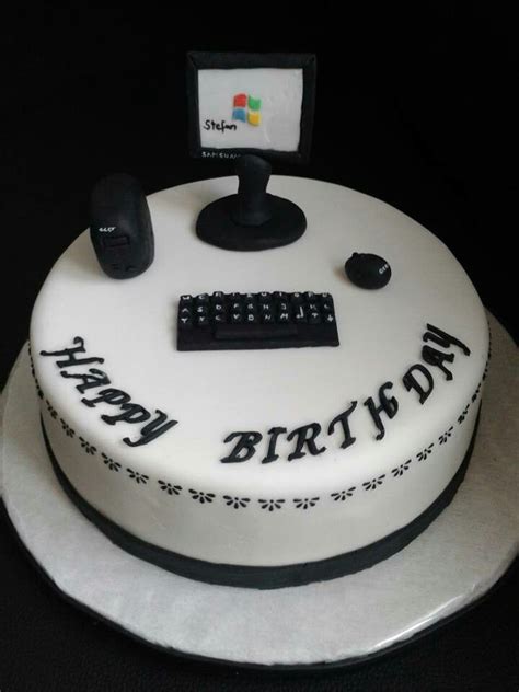Details on the key board are done with royal icing as well as ed… Computer Torte | Computer cake, Cake decorating with fondant, Birthday cakes for teens
