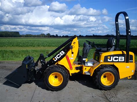 Shovel blades are usually made of sheet steel or hard plastics and are very strong. JCB 403 mini shovel | Evenhuis Machines