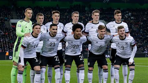 In fast 190 spielen wurden rund 64 prozent der duelle gewonnen, in etwa 17 prozent der spiele verzeichnete die nationalelf unter joachim löw niederlagen. Deutschland Fußball Spieler : Ruckennummern Trikotnummern ...