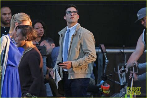 Tyler Hoechlin Debuts Clark Kent Look On Supergirl Set Photo 3723326 Photos Just Jared