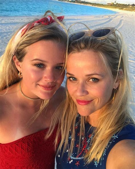 Reese Witherspoon Poses With Lookalike Daughter Ava Reese Witherspoon Daughter Ava Phillippe