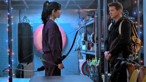 hawkeye jeremy renner and hailee steinfeld team up in first trailer video