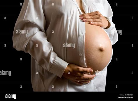 Bauch Monate Schwangere Frau In Schwarz Stockfotografie Alamy