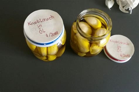 Knoblauch in Öl eingelegt