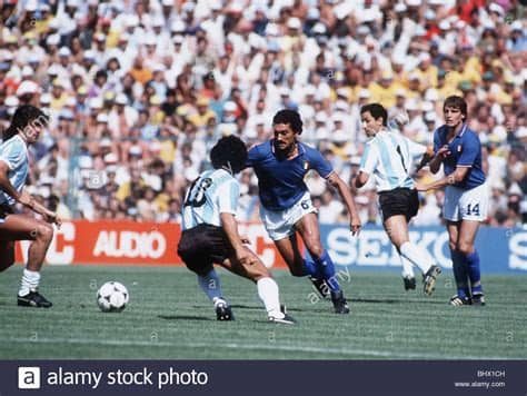 Così il reprobo paolo diventò l'eroe di una generazione. Italy v Argentina 1982 World Cup Gentile races to get ...