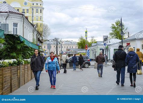 Pedestrians On Moscow Street Editorial Stock Image Image Of Scenery