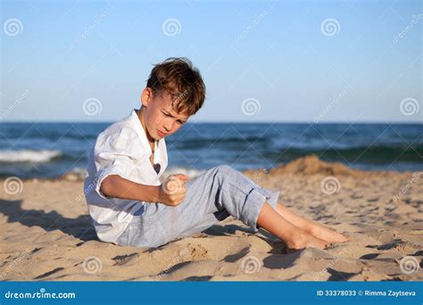 Ragazzo Che Si Siede Sulla Sabbia Alla Spiaggia Immagine Stock Immagine Di Bambino Sole