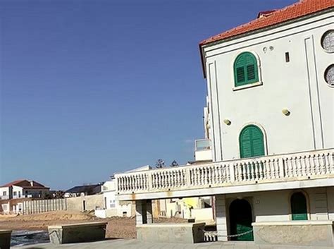 Castello di montalbano ofrece una gran variedad de servicios en la habitación, como televisor de pantalla plana, aire acondicionado y minibar, y puedes permanecer conectado, ya que hay wifi gratuito disponible. La casa di Montalbano sarà un monumento — idealista/news