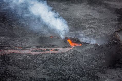 Look At These Incredible Close Ups Of A Volcanic Eruption In Iceland