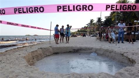 Un fuerte estruendo alertó a los habitantes de la ciudad de puebla, en el centro de méxico, la tarde del sábado 29 de mayo. Enorme socavón se abre en playa ante el asombro de turistas