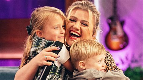Watch The Kelly Clarkson Show Highlight Relatable Af Kelly Clarkson Mom Moments Feat Amy
