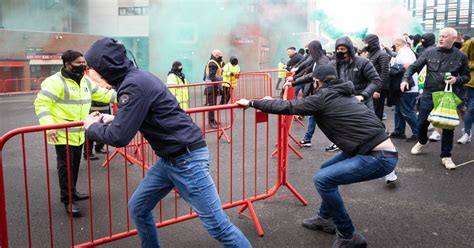 Pundit hits out at 'disgusting' Man Utd fans in 'borderline riot