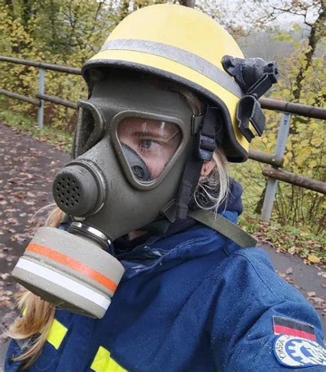 Pin Von Seb Auf Lohl Gasmaske Feuerwehrfrau Schutzanzug