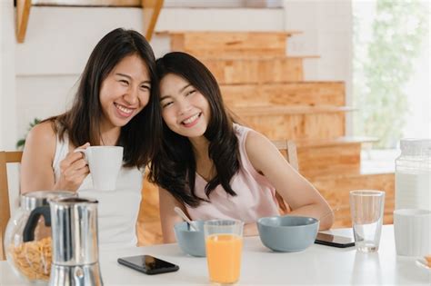 pareja de mujeres lgbtq lesbianas asiáticas desayuna en casa foto gratis