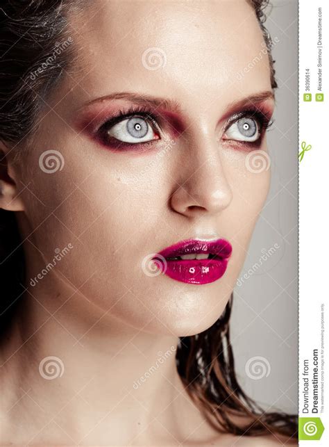 Modelo Caliente De La Mujer Joven Con Maquillaje Rojo Brillante