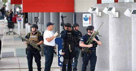 Il semble que les deux suspects soient entrés en trombe dans l'établissement avant d'ouvrir le feu et de fuir. Fusillade en Floride: le Canada pas impliqué