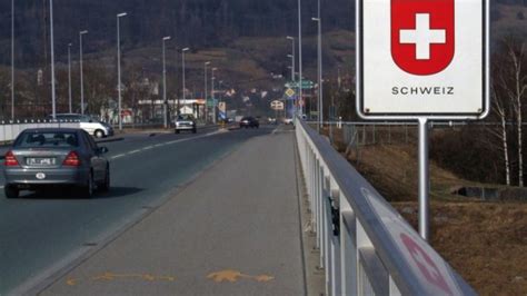 Die grenze zwischen der schweiz und italien ist geöffnet, der transit durch die schweiz möglich. SVP Schweiz - Die SVP fordert die Schliessung der ...