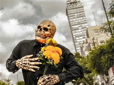 Día de muertos or día de los muertos) is a mexican holiday celebrated in mexico and elsewhere associated with the catholic celebrations of all saints' day and all souls'. Rodada de Día de Muertos 2017 en CDMX: cena en un panteón ...