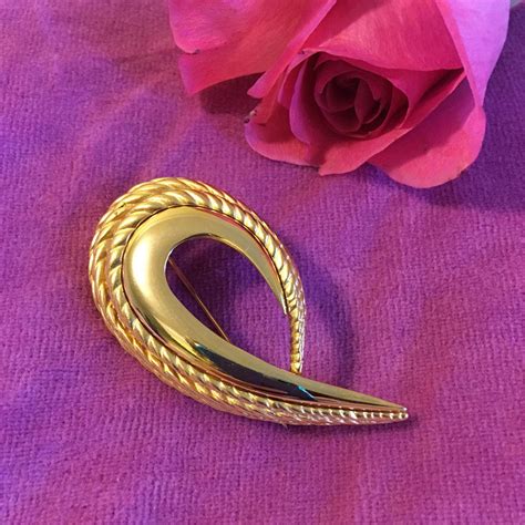 Gold Swirl Brooch Vintage Classic Style Ribbed And Glossy Abstract Leaf