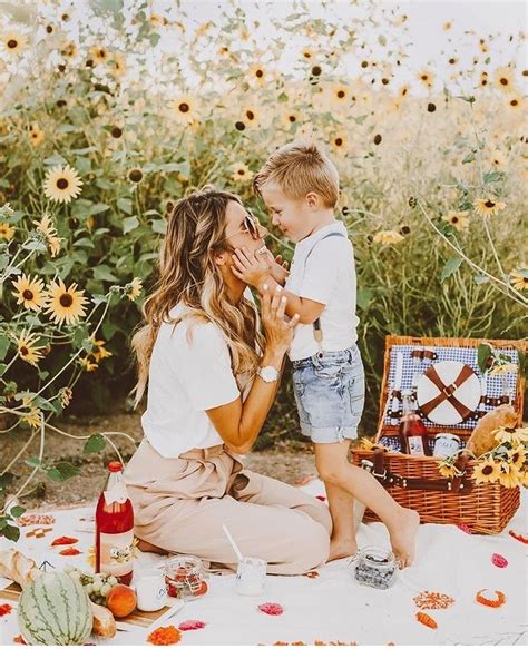 20 Sweet Mommy And Me Photoshoot Ideas To Try In 2022