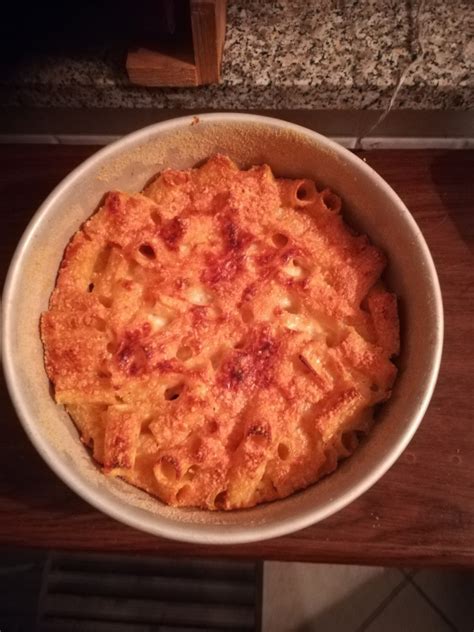 I macaroni and cheese, (maccheroni al formaggio), chiamati anche mac 'n cheese, sono un piatto tipico americano molto amato e conosciuto in tutto il mondo. Maccheroni Gratinati al Formaggio