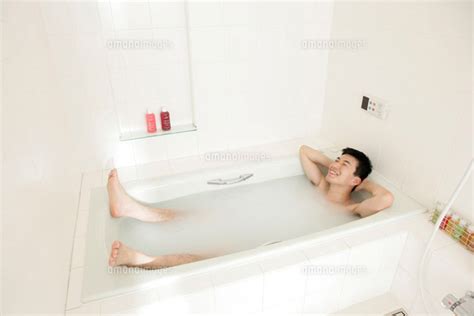 お風呂に入る男性 11006001901 ｜ 写真素材・ストックフォト・画像・イラスト素材｜アマナイメージズ