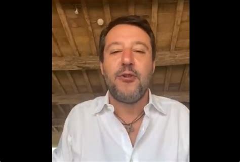 Salvini si arrabbia perché hanno preso il telefono della ex moglie con