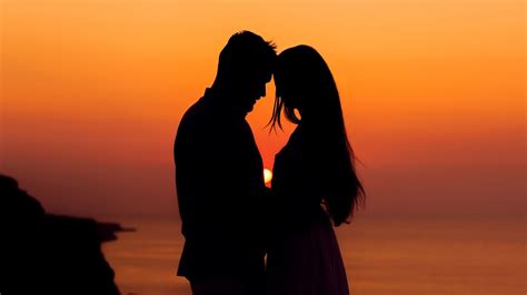 Lovers at sunset. Android wallpapers for free.