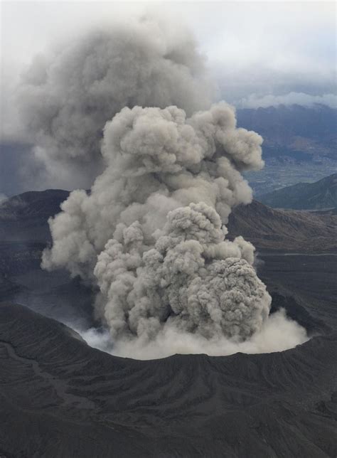 Mount Aso One Of Worlds Largest Volcanoes Erupts In Japan Vulkanen