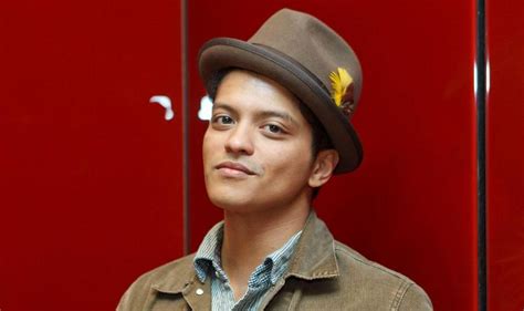 Bruno Mars Height Weight Body Measurements Shoe Size