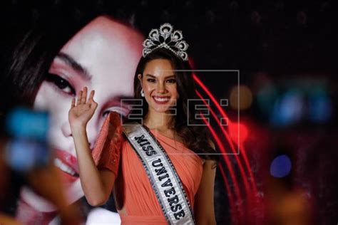 Catriona Gray Dice Adiós A Miss Universo Con Un Desfile Navideño En