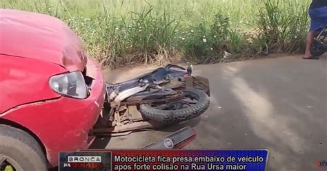 Motocicleta fica presa embaixo de veículo após forte colisão Vitima