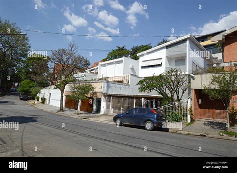 Bairro Nobre Rua Residencial Arborizada Com Casas E Sobrado De Alto