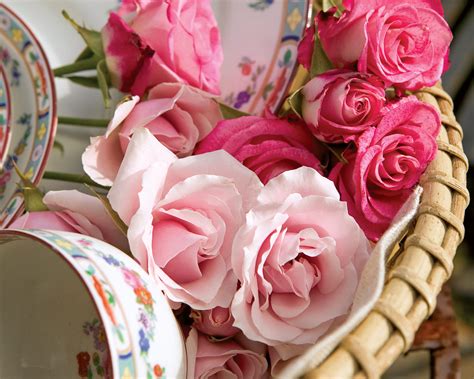 Classic Décor Using Roses To Embellish Southern Lady Magazine