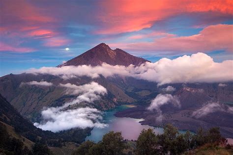 Gunung raung di kabupaten banyuwangi, bondowoso, dan jember, jawa timur gunung raung yang mempunyai ketinggian 3.332 meter mengalami peningkatan aktivitas dari tanggal 24 juni 2015. 10 Gunung Terindah di Indonesia yang Wajib Dikunjungi