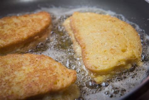 Tagliate la mozzarella a fettine sottili e stendetela su fogli di carta assorbente da cucina in modo che perda parte del suo siero. La ricetta originale della mozzarella in carrozza? E ...